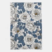 Witte rozen met blauwe bladeren op wit theedoek (Verticaal)