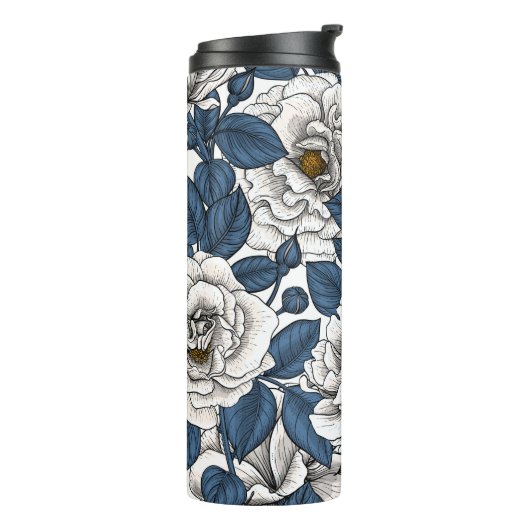 Witte rozen met blauwe bladeren op wit thermosbeker (Gedraaid links)