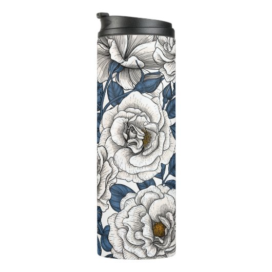 Witte rozen met blauwe bladeren op wit thermosbeker (Geroteerd rechts)