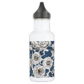 Witte rozen met blauwe bladeren op wit waterfles (Links)