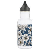 Witte rozen met blauwe bladeren op wit waterfles (Rechts)