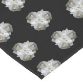 witte rozen met regendruppels korte tafelloper (Hoek)