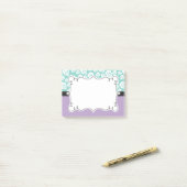 Witte rozen op Aqua en Paars Post-it® Notes (Op bureau)