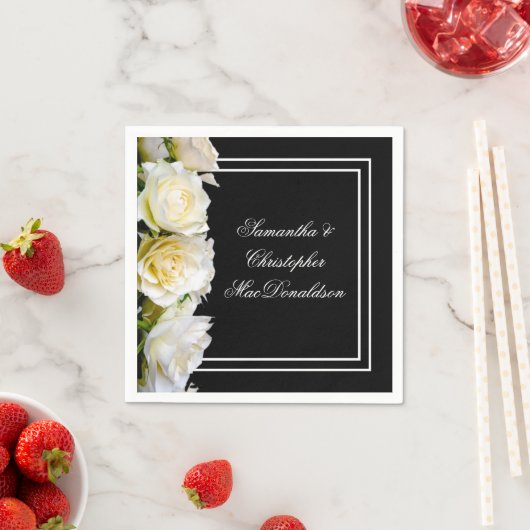 Witte rozen op de zwarte bruiloft servet (Insitu)