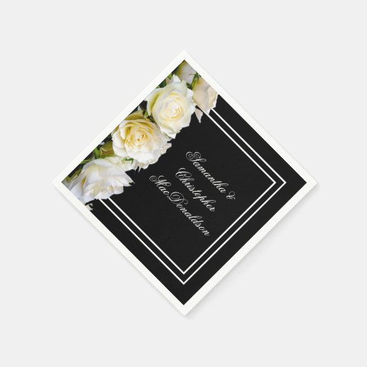 Witte rozen op de zwarte bruiloft servet (Hoek)
