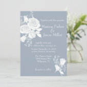Witte Rozen op Dusty Blue Wedding Invitation Kaart (Staand voorkant)
