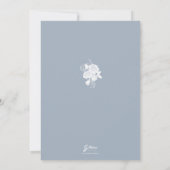 Witte Rozen op Dusty Blue Wedding Invitation Kaart (Achterkant)