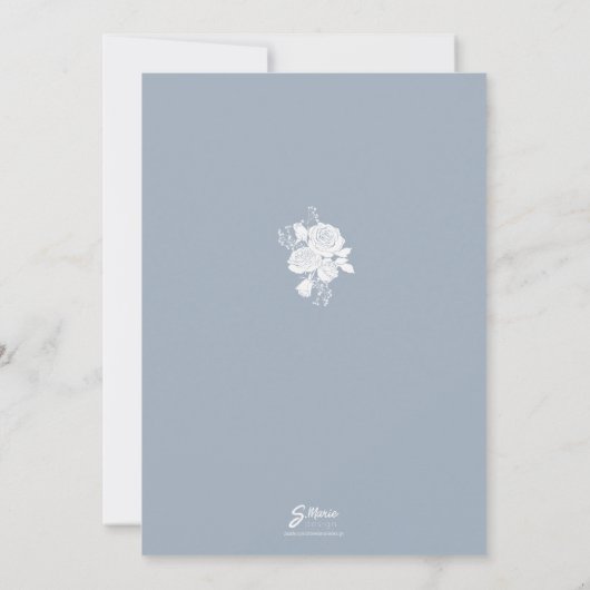 Witte Rozen op Dusty Blue Wedding Invitation Kaart (Achterkant)
