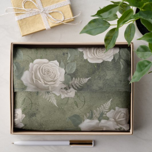 Witte rozen op groene ontkoppeling tissuepapier (Geschenk)