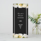 Witte rozen op het programma voor de bruiloft in d programmakaart (Staand voorkant)