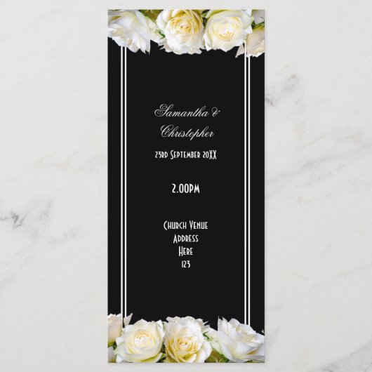 Witte rozen op het programma voor de bruiloft in d programmakaart (Voorkant)