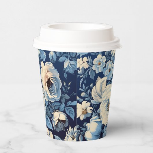 Witte rozen op Indigo blauwe achtergrond Papieren Bekers (Rechts)