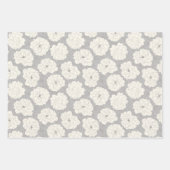 Witte rozen op lichtgrijs - naadloos patroon. inpakpapier vel (Voorkant)