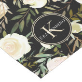 Witte Rozen op Zwart Custom Name Monogram Korte Tafelloper (Hoek)