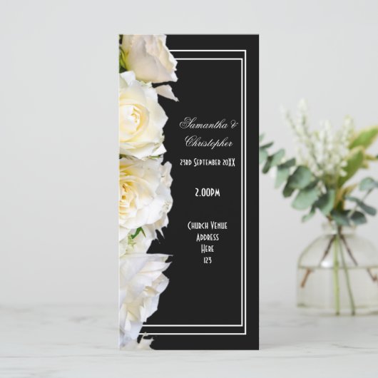 Witte rozen op zwarte kerk huwelijksprogramma programmakaart (Staand voorkant)