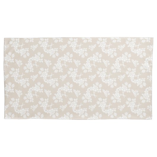 Witte Rozen Patroon over Lichtbruine Tannenkleur Kussensloop (Voorkant)