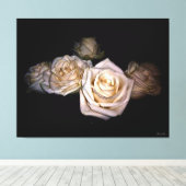 Witte rozen tegen een donkere achtergrond canvas afdruk (Insitu (Houten vloer))