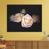 Witte rozen tegen een donkere achtergrond canvas afdruk (Insitu (Woonkamer))