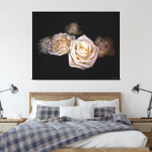 Witte rozen tegen een donkere achtergrond canvas afdruk (Insitu (Slaapkamer))