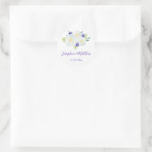 Witte Rozen & Violet Bloemen Bruiloft Ronde Sticker (Tas)