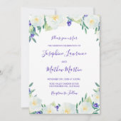 Witte rozen & viooltjes bloemenbruiloft uitnodigin kaart (Voorkant)