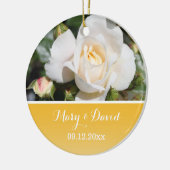 witte rozenbloem en bruinkoolbruin keramisch ornament (Links)