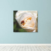 witte rozenbloem en damesbeestje natuur met bloeme canvas afdruk (Insitu (Houten vloer))