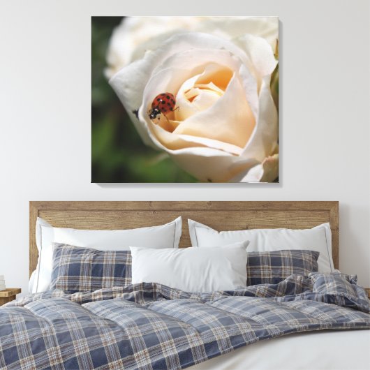 witte rozenbloem en damesbeestje natuur met bloeme canvas afdruk (Insitu (Slaapkamer))