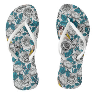 Witte rozenbloemen en goudvinken teenslippers