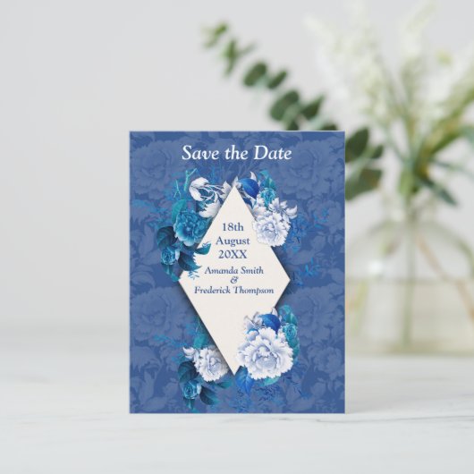 Witte rozenbloemen op blauw patroonpapier aankondigingskaart (Staand voorkant)