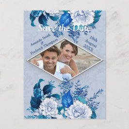 Witte rozenbloemen op blauw patroonpapier aankondigingskaart