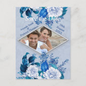 Witte rozenbloemen op blauw patroonpapier aankondigingskaart (Voorkant)