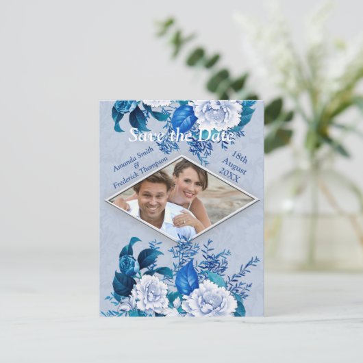 Witte rozenbloemen op blauw patroonpapier aankondigingskaart (Staand voorkant)