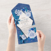 Witte rozenbloemen op blauw patroonpapier all in one uitnodiging (Afscheurbaar)