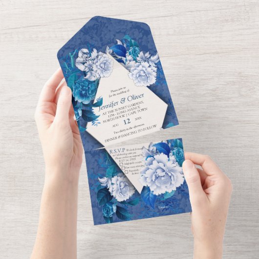 Witte rozenbloemen op blauw patroonpapier all in one uitnodiging (Afscheurbaar)