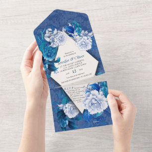Witte rozenbloemen op blauw patroonpapier all in one uitnodiging