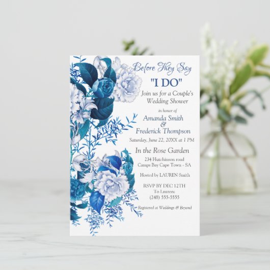 Witte rozenbloemen op blauw patroonpapier kaart (Staand voorkant)