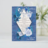 Witte rozenbloemen op blauw patroonpapier RSVP kaartje (Staand voorkant)