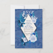 Witte rozenbloemen op blauw patroonpapier RSVP kaartje (Voorkant)
