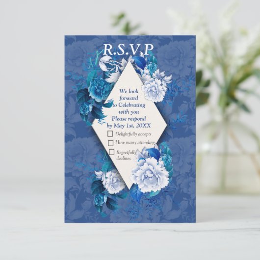 Witte rozenbloemen op blauw patroonpapier RSVP kaartje (Staand voorkant)