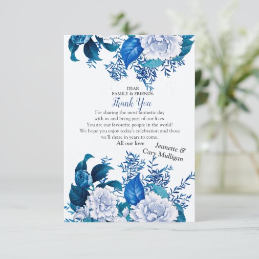 Witte rozenbloemen op blauw patroonpapier RSVP kaartje (Staand voorkant)