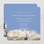 witte rozenbloemen op blauwe trouwuitnodiging kaart (Voorkant / Achterkant)