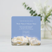 witte rozenbloemen op blauwe trouwuitnodiging kaart (Staand voorkant)