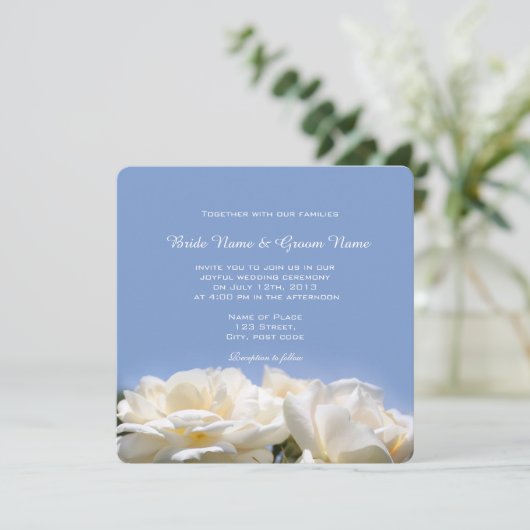 witte rozenbloemen op blauwe trouwuitnodiging kaart (Staand voorkant)