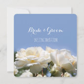 witte rozenbloemen op blauwe trouwuitnodiging kaart (Achterkant)