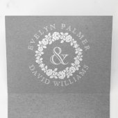  witte rozenroos met een grijze bruiloft drieluik uitnodiging (Binnenzijde eerst)