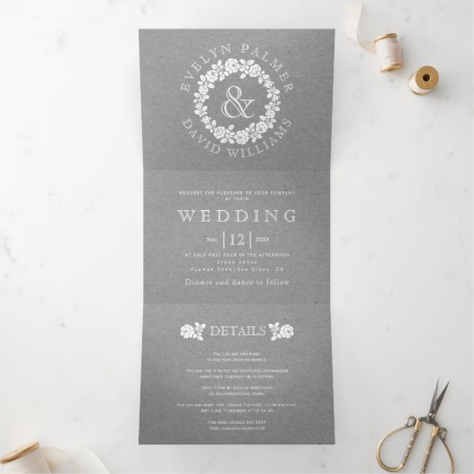  witte rozenroos met een grijze bruiloft drieluik uitnodiging (Binnen)