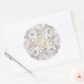 Witte Rustieke Winterrozen Monogram Letter Initiaa Ronde Sticker (Envelop)