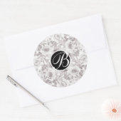 Witte Rustieke Winterrozen Monogram Letter Initiaa Ronde Sticker (Envelop)