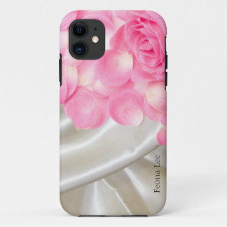 Witte satijnen lakens en roze rozen iPhone 11 hoesje